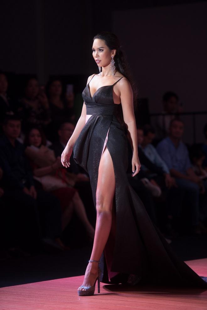 Hà Anh hớ hênh trang phục trên sàn diễn-2