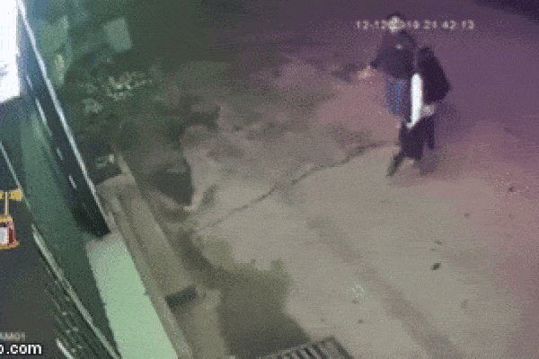 Clip: Chết cười với thanh niên tự lấy gạch phang thẳng vào đầu, lăn đùng ra ngất để... dọa bạn gái-1