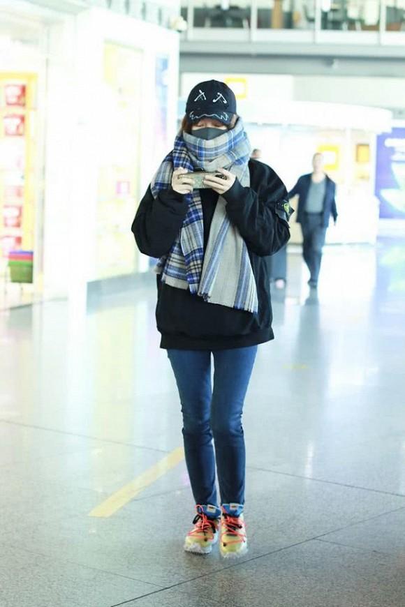 Én nhỏ Triệu Vy xuất hiện bình thản giữa lùm xùm chồng đại gia quỵt nợ, nghi vấn ly hôn-1