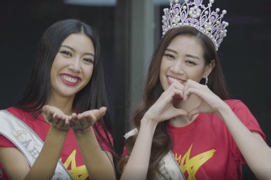 Khánh Vân và Thúy Vân thử trả lời câu hỏi ứng xử tại Miss Universe