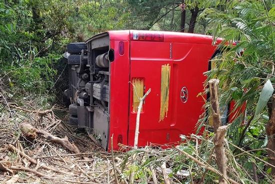 Xe khách giường nằm lao xuống vực, hành khách hoảng loạn