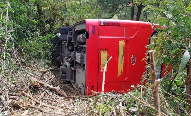 Xe khách giường nằm lao xuống vực, hành khách hoảng loạn-1