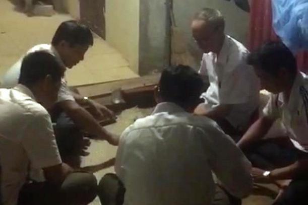 CLIP: Bí thư xã và Phó chủ tịch UBND xã đánh bài ăn tiền ngay tại công sở-2
