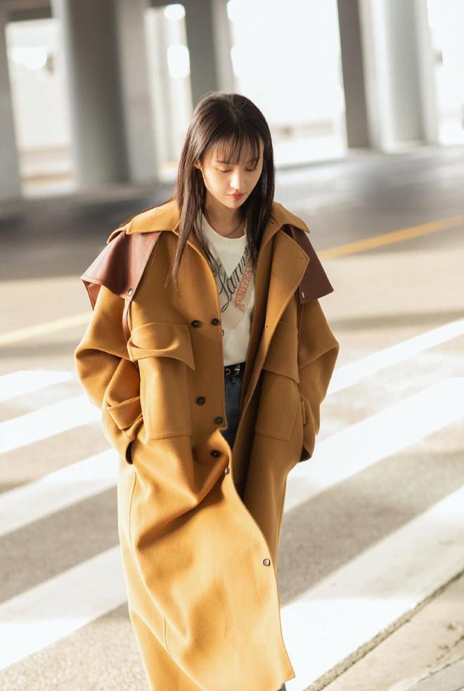 Không còn thảm họa thời trang, Trịnh Sảng ngày càng mặc đẹp ra sân bay-1