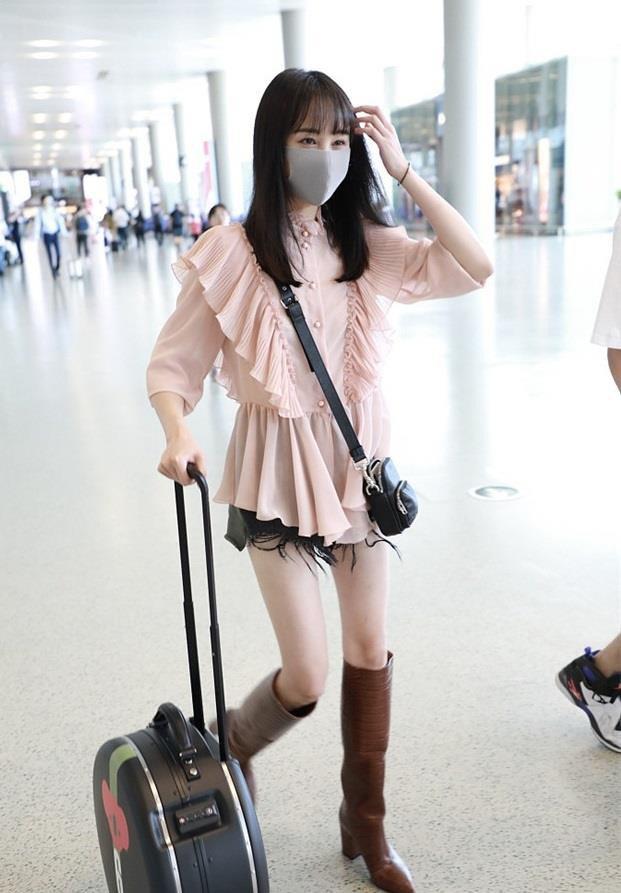 Không còn thảm họa thời trang, Trịnh Sảng ngày càng mặc đẹp ra sân bay-3
