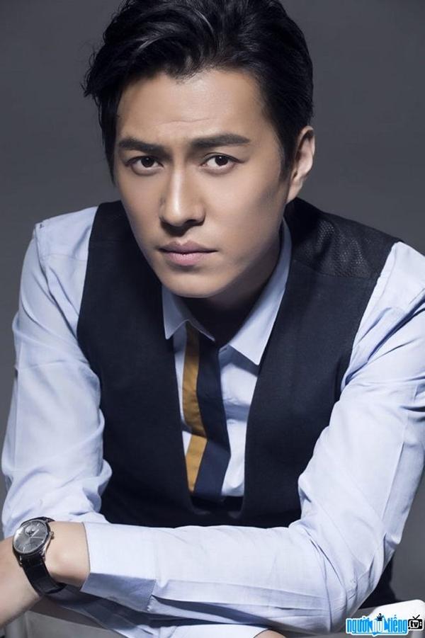 Tuy sắp bước sang tuổi tứ tuần, nhưng Cận Đông vẫn mang nét phong trần, lãng tử lại chững chạc. Tuy nhiên tạo hình cổ trang của nam diễn viên lại bị chê quá xấu.