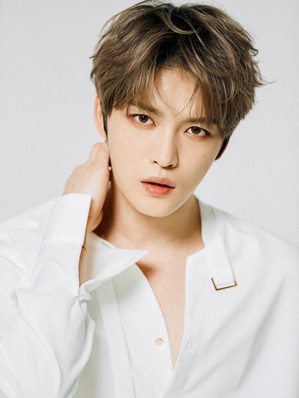 Những ai là fan của nam idol từ thời còn là thành viên của DBSK đến khi Kim Jaejoong hoạt động trong JYJ vẫn không thấy dấu hiệu tuổi tác của anh chàng. Nam idol đã chạm ngưỡng tuổi U40 nhưng vẫn sở hữu ngoại hình trẻ trung với combo tóc vàng bạch kim và làn da trắng sứ “đốn tim” các fan nữ.