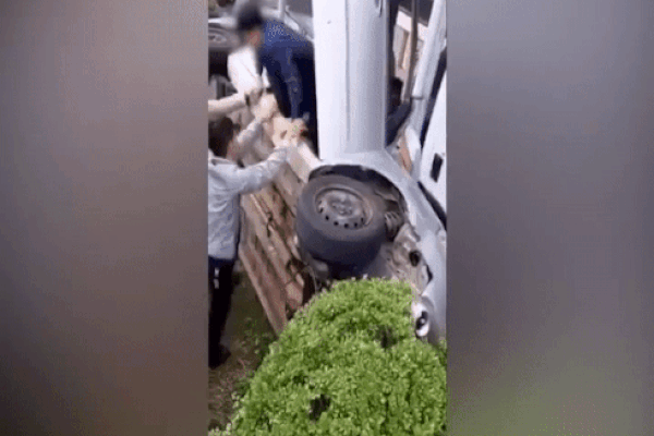 Clip: Đôi nam nữ cố lao xe máy qua đầu tàu hỏa đang lao đến, để rồi bị cán qua đầy kinh hoàng-1