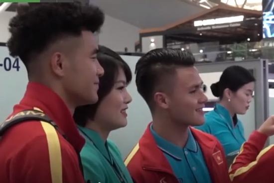 U23 Việt Nam đổ bộ Nội Bài giữa đêm, theo thầy Park 'về nước'