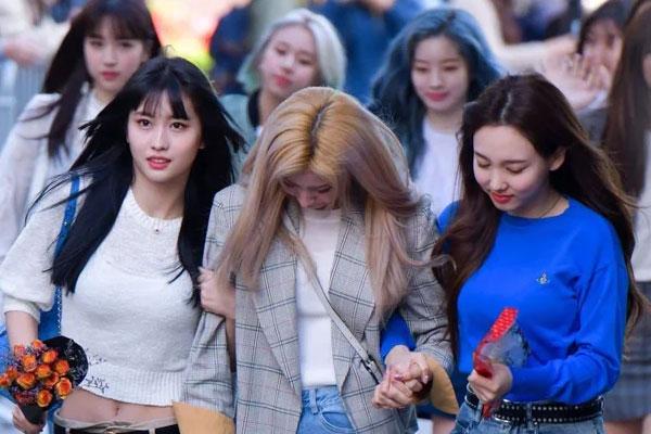 Kẻ bám đuôi Nayeon bất ngờ khoe gặp Jeongyeon và Tzuyu ngoài đường khiến fan đứng ngồi không yên-5