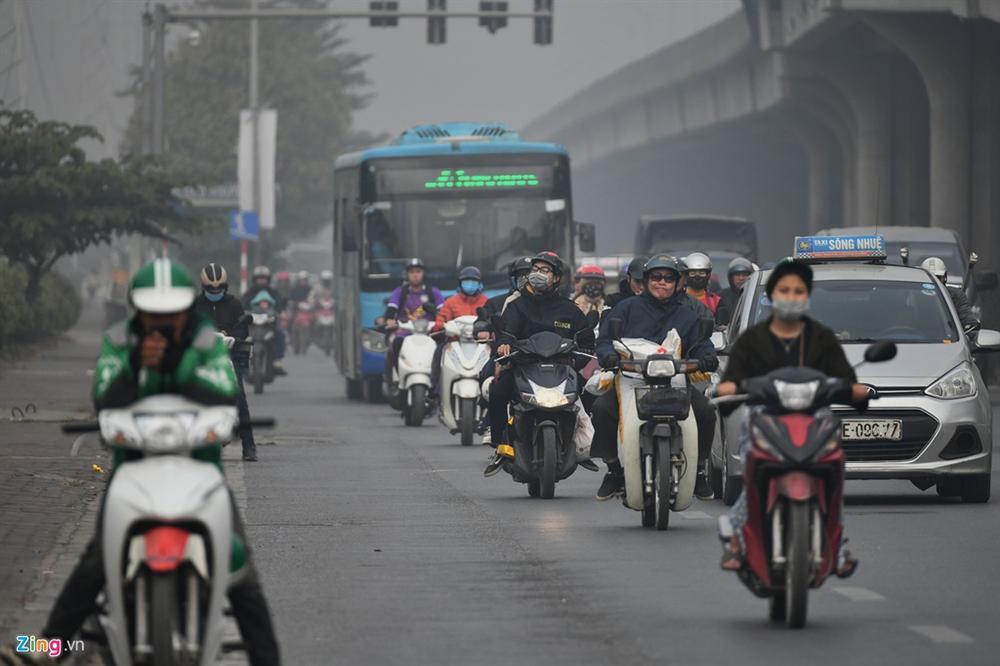 Ô nhiễm không khí tăng cao, các ngả đường Hà Nội mịt mờ-11