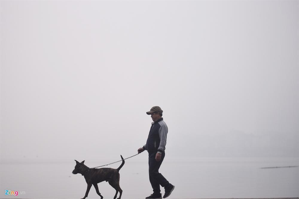 Ô nhiễm không khí tăng cao, các ngả đường Hà Nội mịt mờ-4