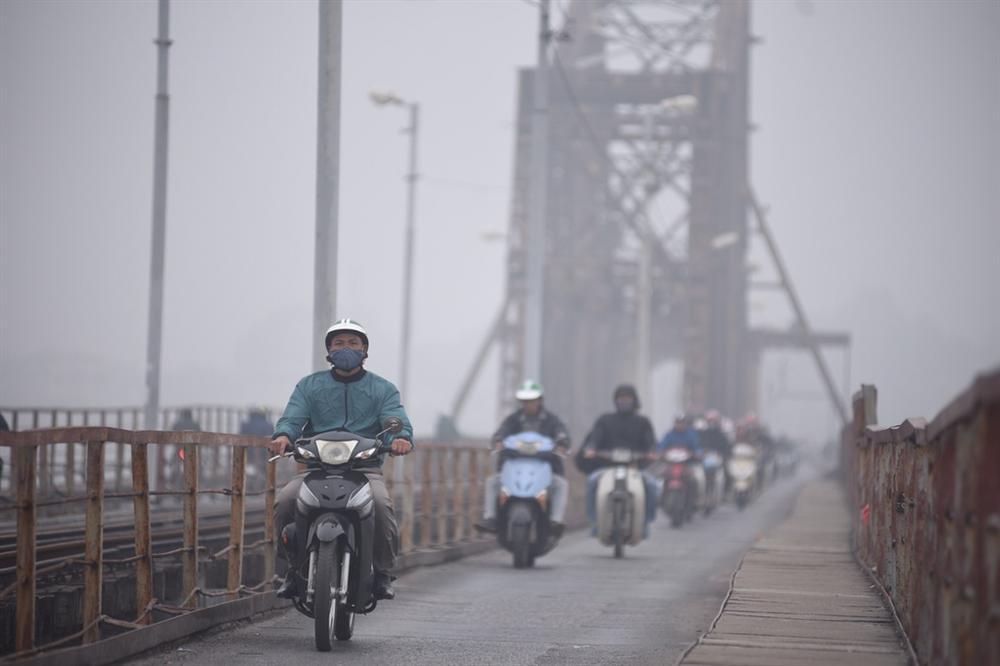 Ô nhiễm không khí tăng cao, các ngả đường Hà Nội mịt mờ-5