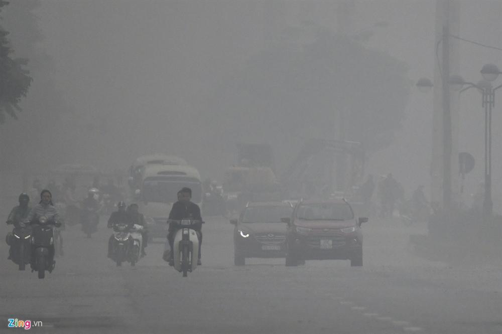 Ô nhiễm không khí tăng cao, các ngả đường Hà Nội mịt mờ-7