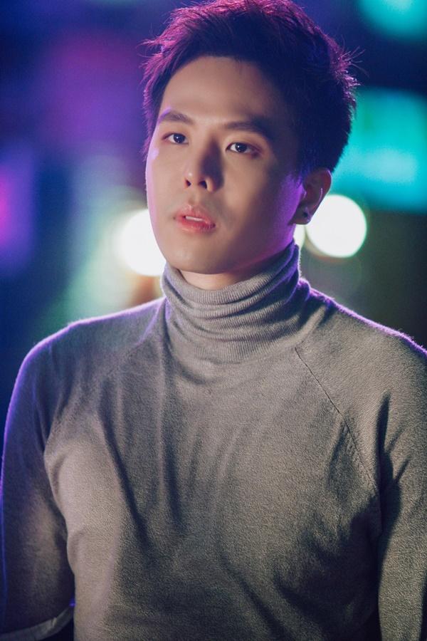 Sở hữu giọng hát trầm ấm cùng loạt những ca khúc gây nghiện như: Người ấy, Vỡ tan, Tâm sự tuổi 30,…Trịnh Thăng Bình là cái tên đã không còn xa lạ gì đối với những người yêu nhạc trẻ Việt Nam. Không chỉ là ca sĩ, anh còn được xem là ngôi sao đa năng, có thể đóng phim, làm MC... Nam ca sĩ sinh năm 1988 được công chúng yêu mến nhờ phong thái nhẹ nhàng, lịch lãm cùng lối sống sạch sẽ không scandal.