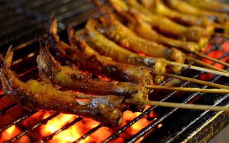 Sự thật rùng mình về món chân gà nướng đang làm mưa làm gió khắp vỉa hè-1