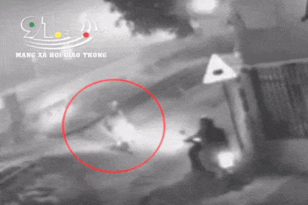 Clip: 2 người đi xe máy bị văng xa chục mét vì xe bán tải... ủi từ phía sau-1