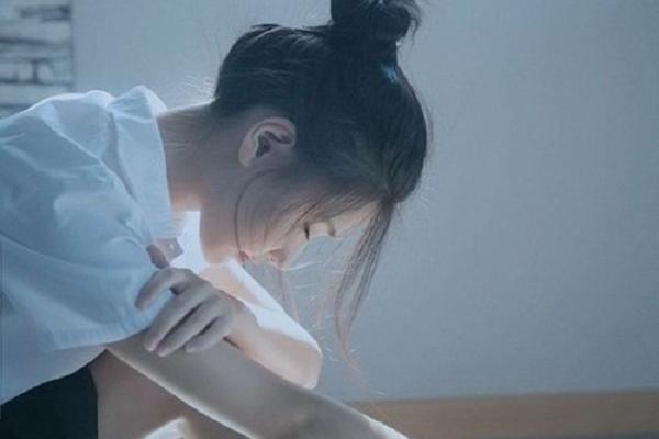 Biết chồng ngoại tình, vợ ra chiêu khiến cả 2 sợ xanh mặt, quỳ gối van xin-3