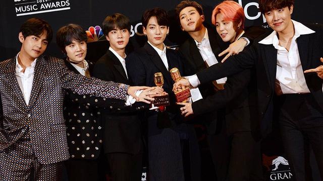 Sự thật sau món lợi hàng tỷ USD và tượng vàng ở showbiz-2