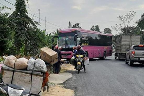 Đi mua quà sinh nhật cho con bị xe khách tông, chồng chết, vợ nguy kịch