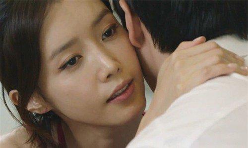 Ký đơn ly hôn, chồng thất kinh khi thấy vợ vừa khóc vừa cười khoái trá-2