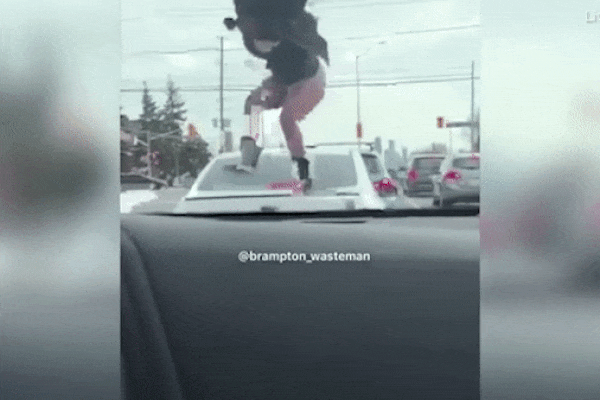 Phát hiện bạn trai cắm sừng, cô gái lột quần nhảy lên đỉnh nóc ôtô trút giận-1