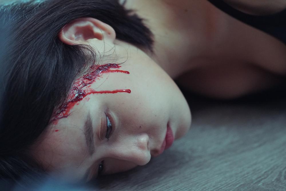 Chị Chị Em Em: Chi Pu tỏa sáng trong tác phẩm giật gân còn nhiều sạn-6