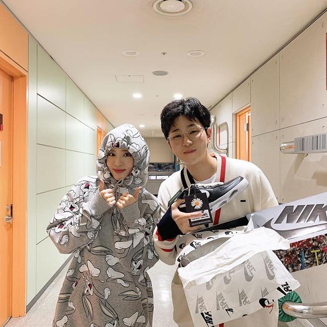 Nam rapper Hàn quỳ trước đôi giày hoa cúc được tặng của G-Dragon-1