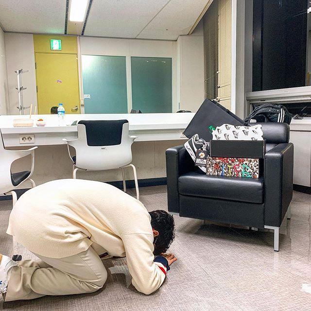 Nam rapper Hàn quỳ trước đôi giày hoa cúc được tặng của G-Dragon-2