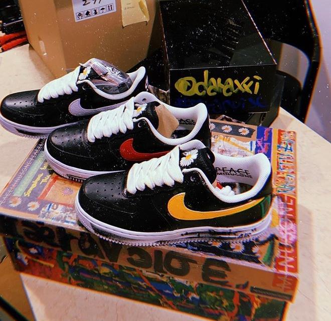 Nam rapper Hàn quỳ trước đôi giày hoa cúc được tặng của G-Dragon-3