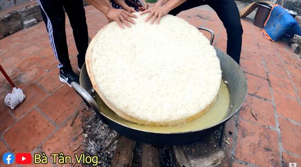 Làm cơm cháy siêu to khổng lồ nhưng bị nát vụn vào phút cuối, Bà Tân Vlog làm người xem tiếc hùi hụi-4