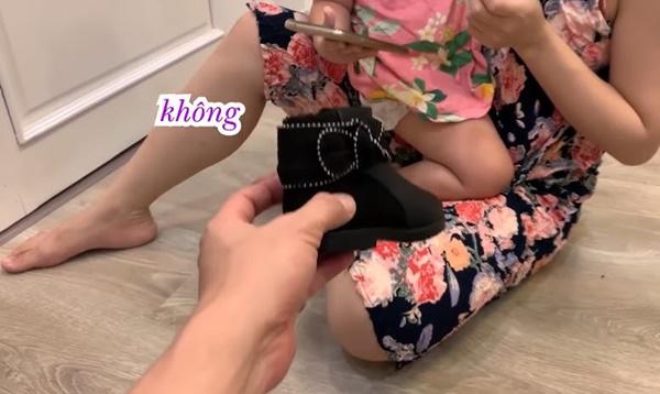Lần đầu chơi sang mua giày trẻ con 849.000 về con không chịu đi, Lê Dương Bảo Lâm rụng rời-2