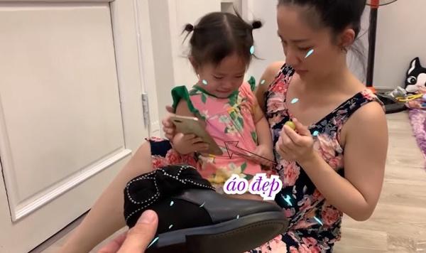 Lần đầu chơi sang mua giày trẻ con 849.000 về con không chịu đi, Lê Dương Bảo Lâm rụng rời-7