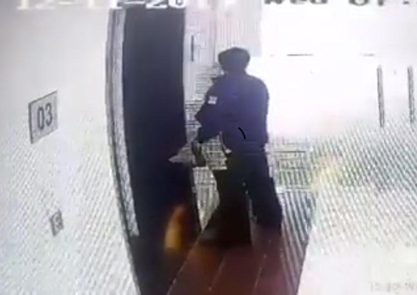 Clip: Phẫn nộ người đàn ông nghi là Trung tá, bác sĩ ở Học viện Quân Y Hà Nội xả lũ ở sảnh chung cư-1