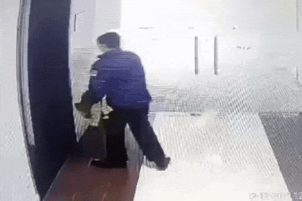 Clip: Phẫn nộ người đàn ông nghi là Trung tá, bác sĩ ở Học viện Quân Y Hà Nội xả lũ ở sảnh chung cư-2