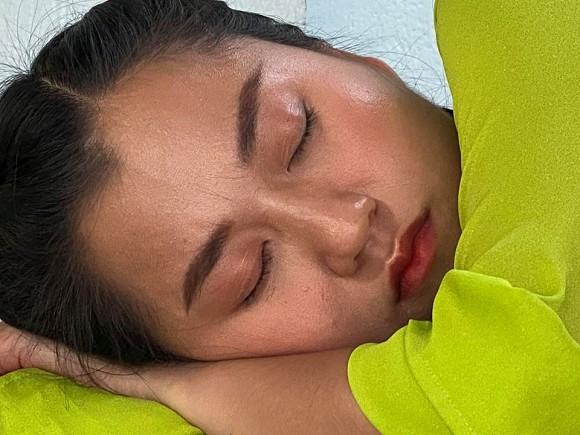 Quang Trung chụp trộm Lâm Vỹ Dạ ngủ còn zoom tận mặt làm lộ khuyết điểm nhan sắc đàn chị-2