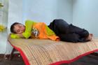 Quang Trung chụp trộm Lâm Vỹ Dạ ngủ còn zoom tận mặt làm lộ khuyết điểm nhan sắc đàn chị