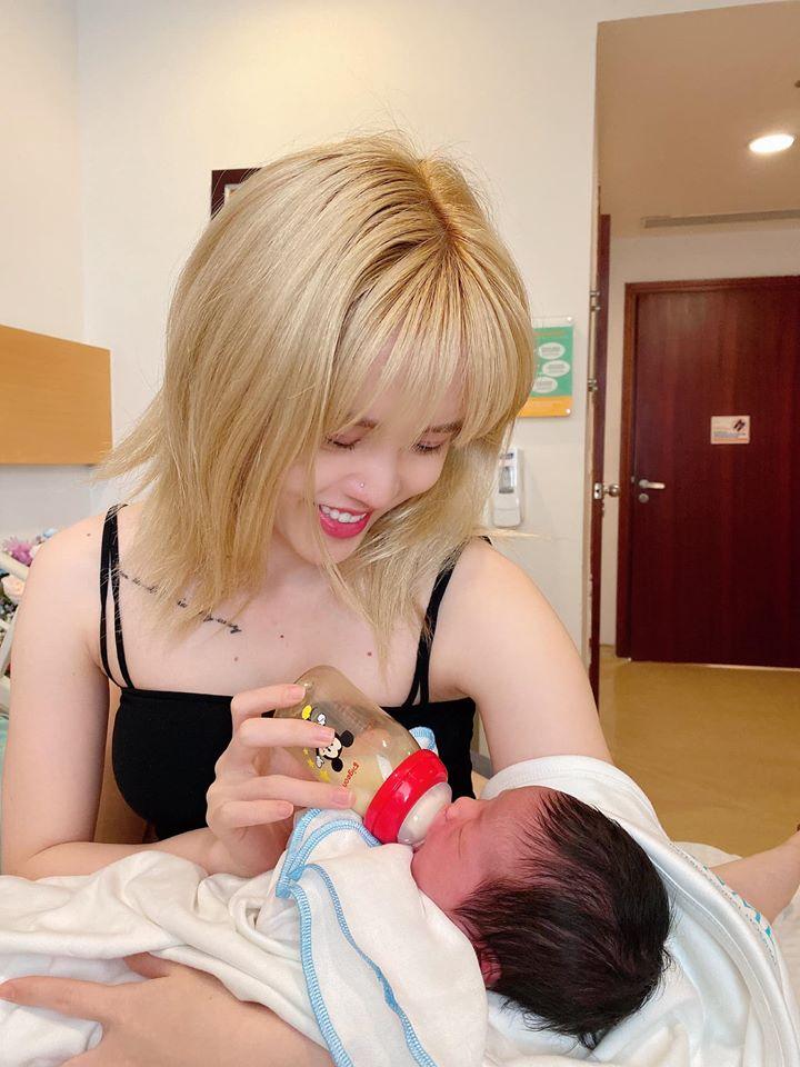 Khoe clip trổ tài chăm trẻ sơ sinh, Thiều Bảo Trâm để lọt giọng Sơn Tùng M-TP ngay sát bên-1