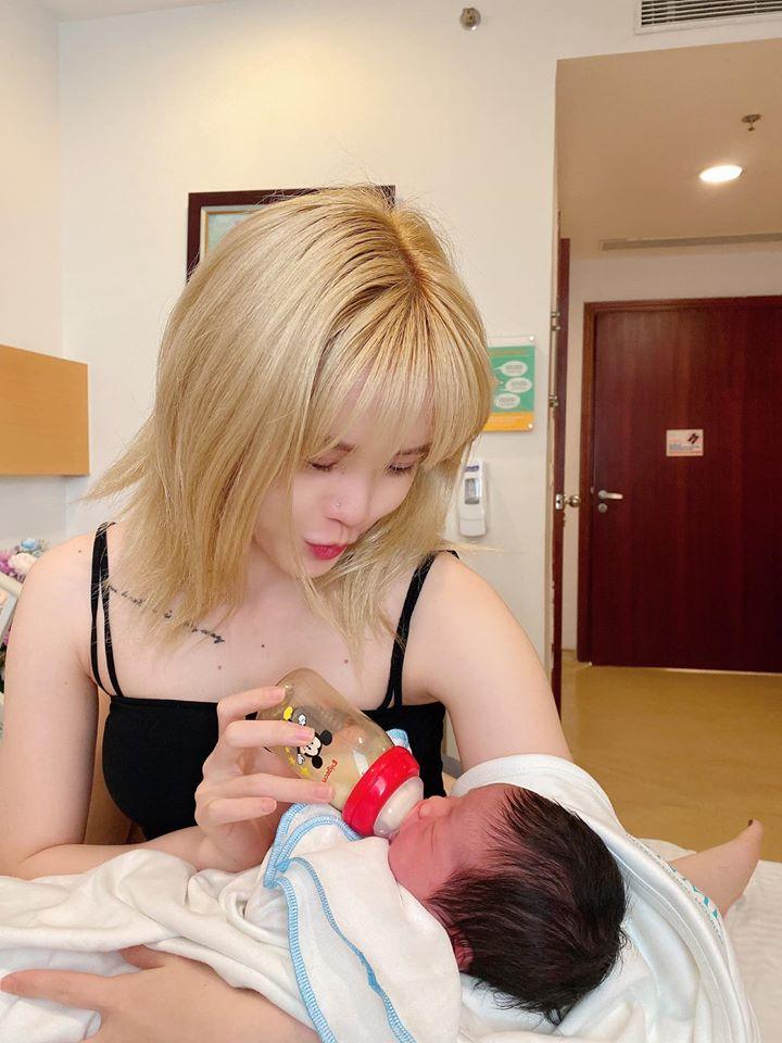 Khoe clip trổ tài chăm trẻ sơ sinh, Thiều Bảo Trâm để lọt giọng Sơn Tùng M-TP ngay sát bên-3