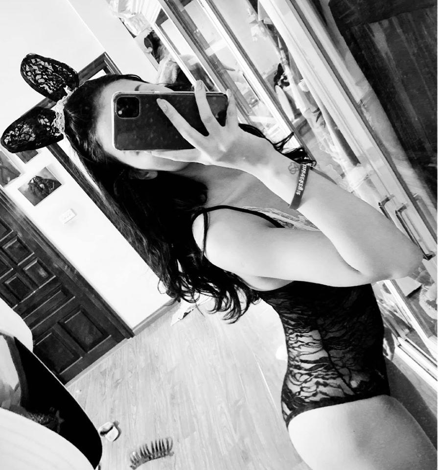 Hồng Quế lại khoe thân với nội y ren nhưng các thánh soi lại chú ý vào một vật thể lạ-2