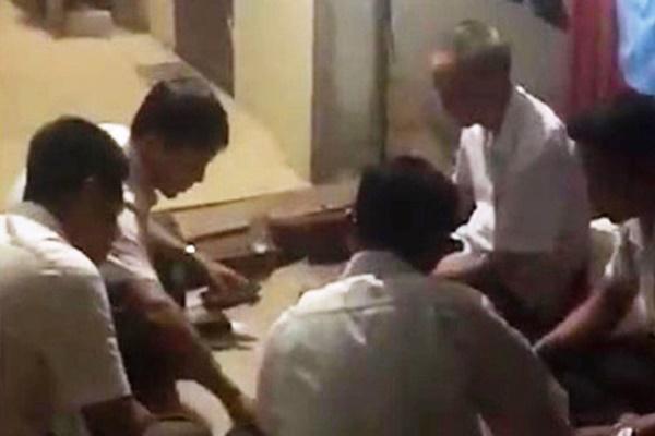 CLIP: Bí thư xã và Phó chủ tịch UBND xã đánh bài ăn tiền ngay tại công sở-1