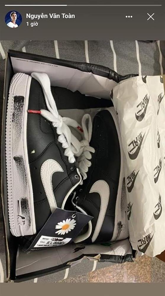 Trước đôi giày hoa cúc mới tậu, Văn Toàn sở hữu bộ sưu tập hàng hiệu hàng trăm triệu đáng mơ ước-2