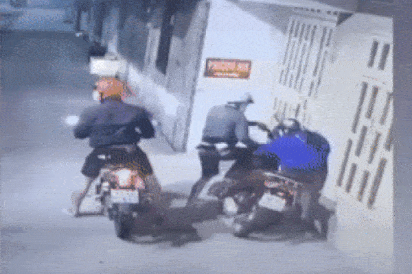 Clip: Cô gái bị cướp giật túi xách, ngã sấp mặt xuống đường-1