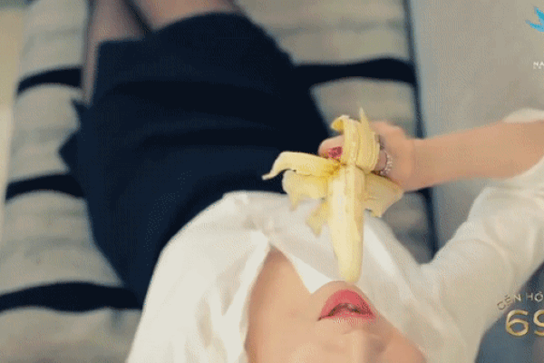 GÓC ĐÀO MỘ: Trước scandal lộ clip nóng của Ngân 98, Sĩ Thanh cũng từng bị ném đá chỉ vì ăn chuối