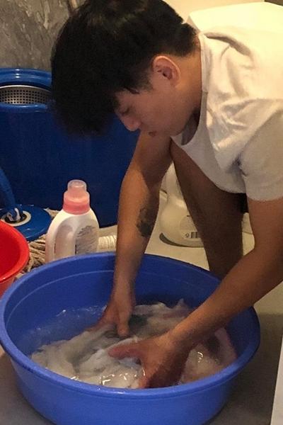 Một nách hai con lúc vợ vắng nhà, Ưng Hoàng Phúc gia nhập hội bố bỉm sữa hot nhất Vbiz-6