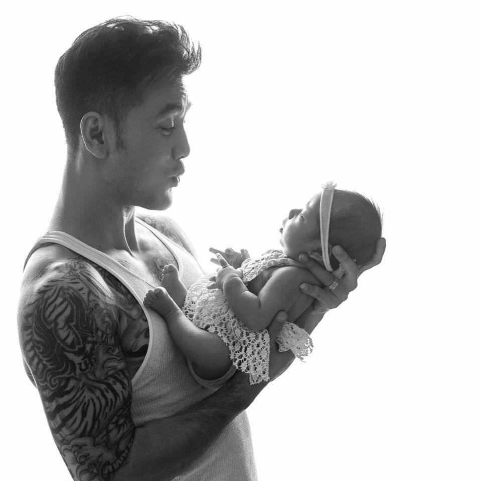 Một nách hai con lúc vợ vắng nhà, Ưng Hoàng Phúc gia nhập hội bố bỉm sữa hot nhất Vbiz-2