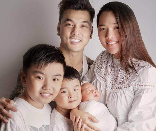 Một nách hai con lúc vợ vắng nhà, Ưng Hoàng Phúc gia nhập hội bố bỉm sữa hot nhất Vbiz-3