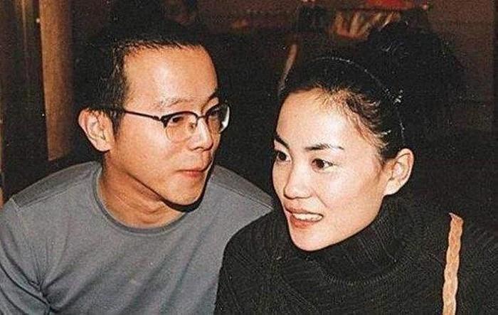 Dù đã 50 tuổi nhưng Vương Phi lại muốn có con để níu giữ tình trẻ kém 11 tuổi Tạ Đình Phong?-2