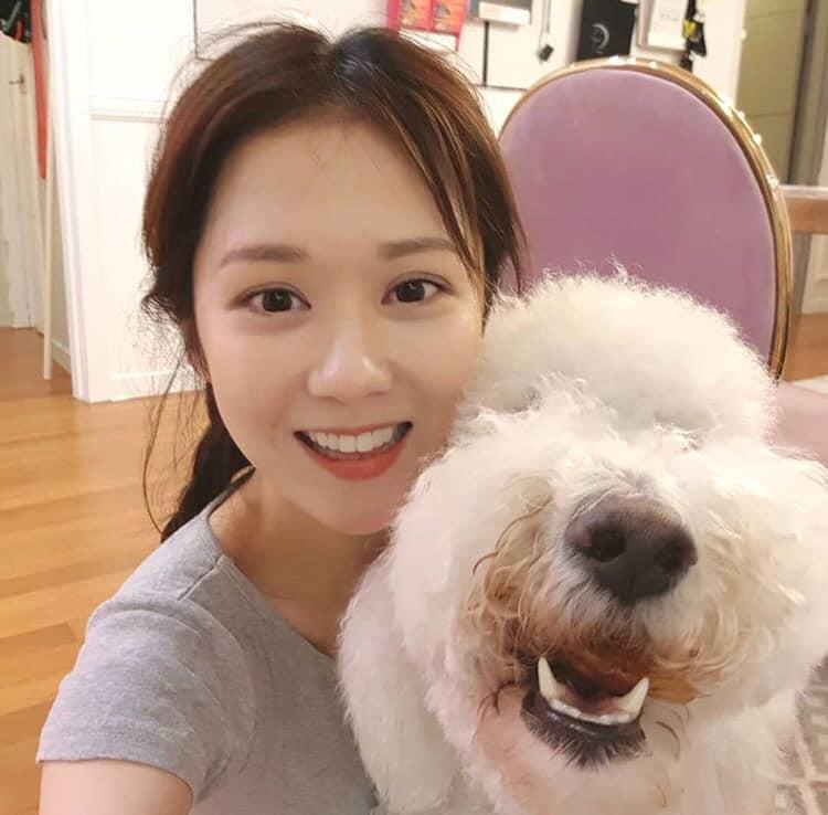 Mới đây, Jang Nara chia sẻ những hình ảnh mới cùng thú cưng lên Instagram. Trong loạt ảnh, người đẹp tết tóc hai bên, diện trang phục giản dị nhưng vẫn vô cùng xinh đẹp.