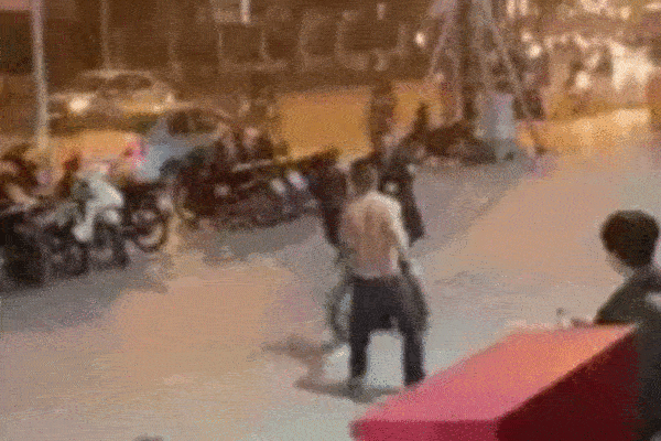 Clip: Phẫn nộ nhìn gã bảo vệ cởi áo, đánh cô gái như đấm boxing ở Hà Nội-1